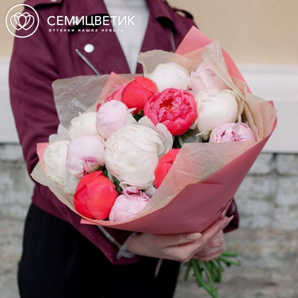 Букет из 15 пионов микс Premium в розовой пленке