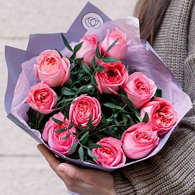Букет из 11 розовых пионовидных роз Pink Expression 50 см с фисташкой
