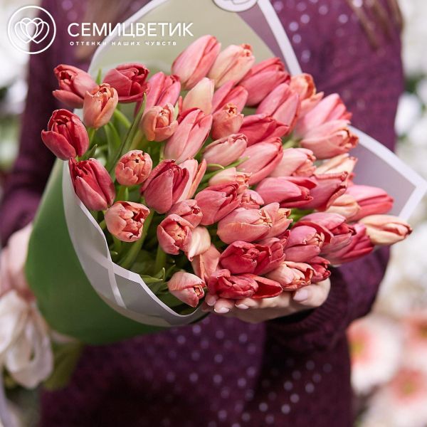 Букет из 51 кораллового тюльпана