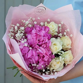 Букет из розовой гортензии, 5 белых роз и гипсофилы в розовой пленке