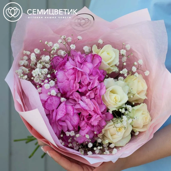 Букет из розовой гортензии, 5 белых роз и гипсофилы в розовой пленке