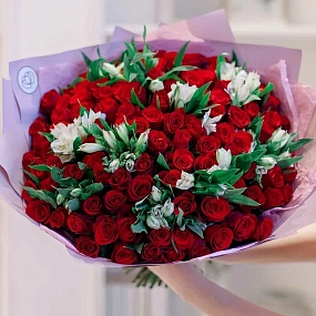 Букет из 101 красной розы 40 см (Кения) и 10 альстромерий в сиреневой пленке