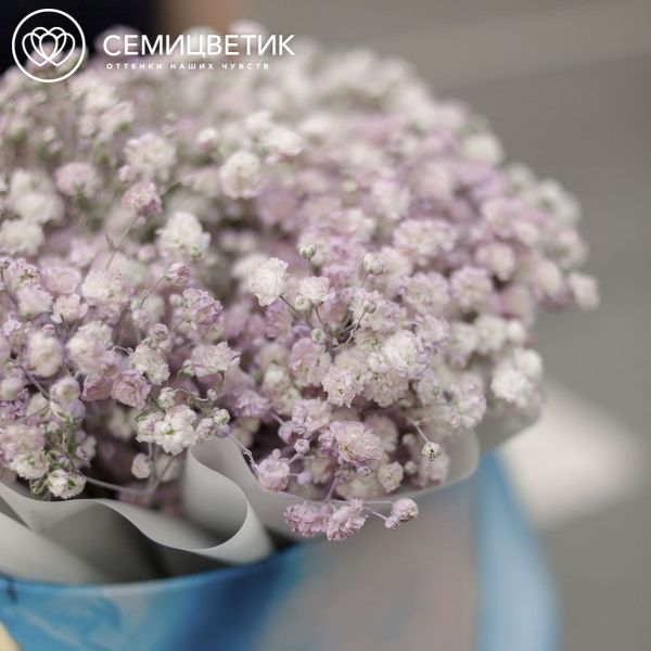 Букет в голубой шляпной коробке Amour Mini из 7 сиреневых гипсофил