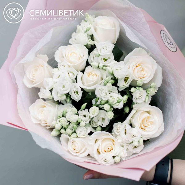 Букет из 10 белых роз Vendela 50 см (Эквадор) и 7 белых лизиантусов