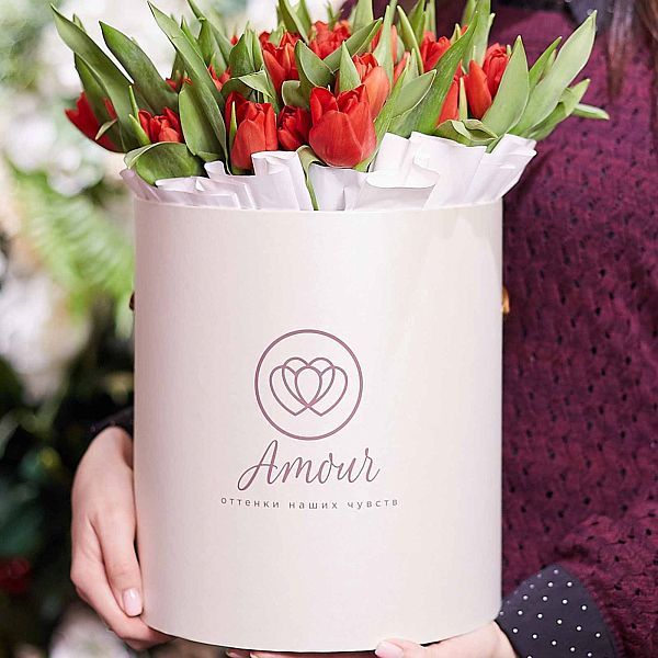 Букет в белой шляпной коробке Amour из 45 красных тюльпанов