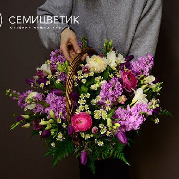 Композиция из тюльпанов, фрезии и ранункулюса в корзине