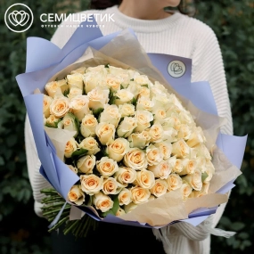 Букет из 101 кремовой розы 40 см (Кения) в сиреневой пленке