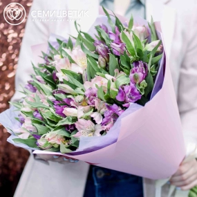 Букет из 25 альстромерий в розовых и фиолетовых тонах в розовой пленке