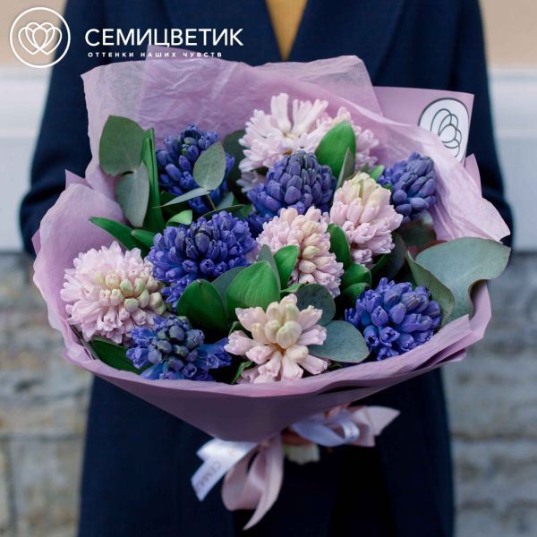 Букет из 11 гиацинтов микс с эвкалиптом