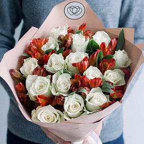 Букет из 15 белых роз (Кения) и 7 красных альстромерий в кремовой пленке