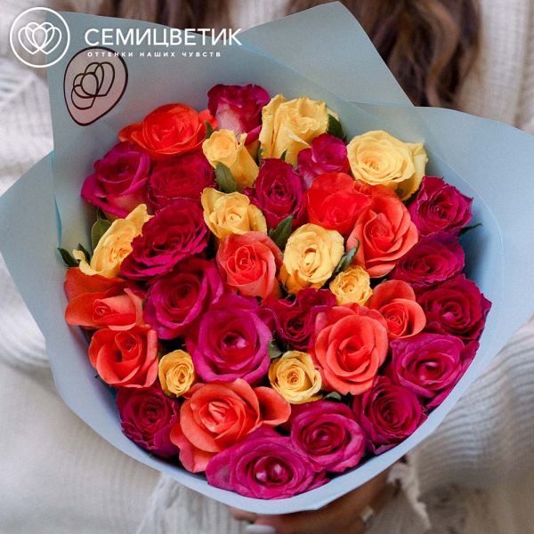 Букет из 35 роз 35-40 см микс (Кения) в голубой пленке