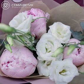 Букет из 3 пионов, 2 лизиантусов и эвкалипта в розовой пленке
