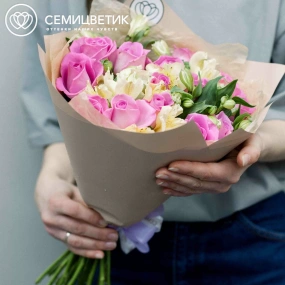 Букет из 15 розовых роз 40 см (Кения) и 7 кремовых альстромерий в кремовой пленке