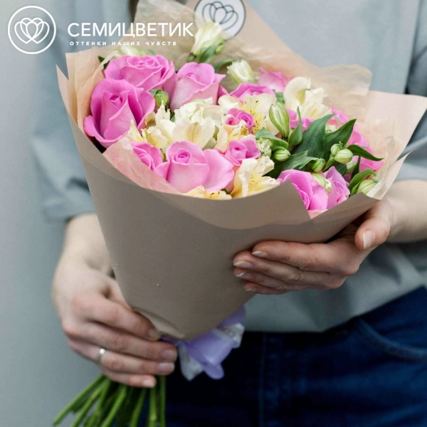 Букет из 15 розовых роз 40 см (Кения) и 7 кремовых альстромерий в кремовой пленке