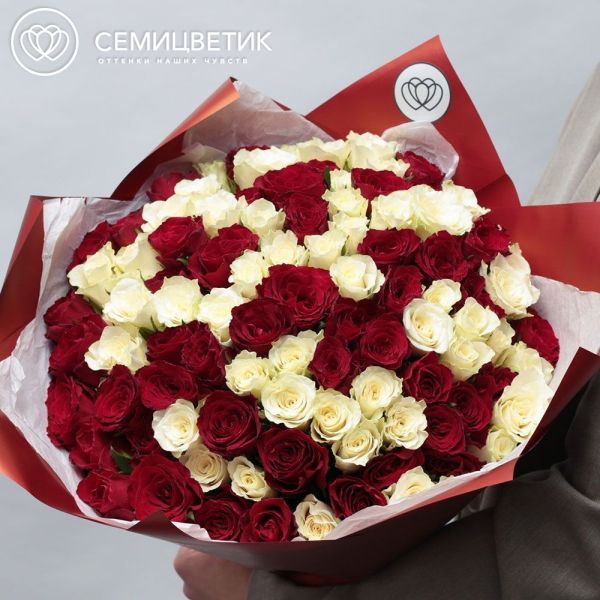 Букет из 101 красной и белой розы 30 см (Кения) в бордовой пленке