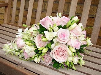 Свадебный букет из роз, фрезии и орхидеи дендробиум