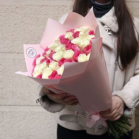 Букет из 51 белой и розовой розы 50 см (Кения) в розовой упаковке