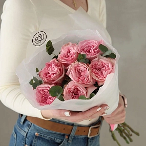 Букет из 7 пионовидных роз Pink Ohara (Эквадор) 50 см с эвкалиптом в прозрачной пленке