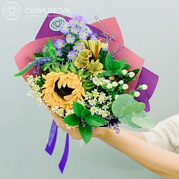 Букет из подсолнуха, астры и матрикарии в сиреневой пленке