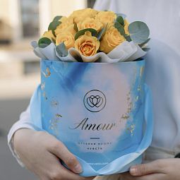 Букет в голубой шляпной коробке Amour Mini из 21 желтой розы (Кения) с эвкалиптом