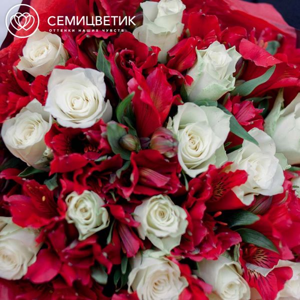 Букет из 15 белых роз 30 см (Кения) и 10 красных альстромерий