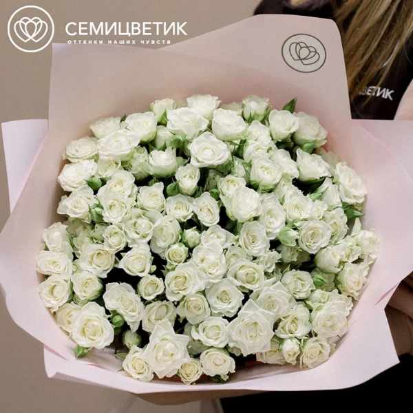 Букет из 25 белых кустовых роз 40 см (Кения) в розовой пленке