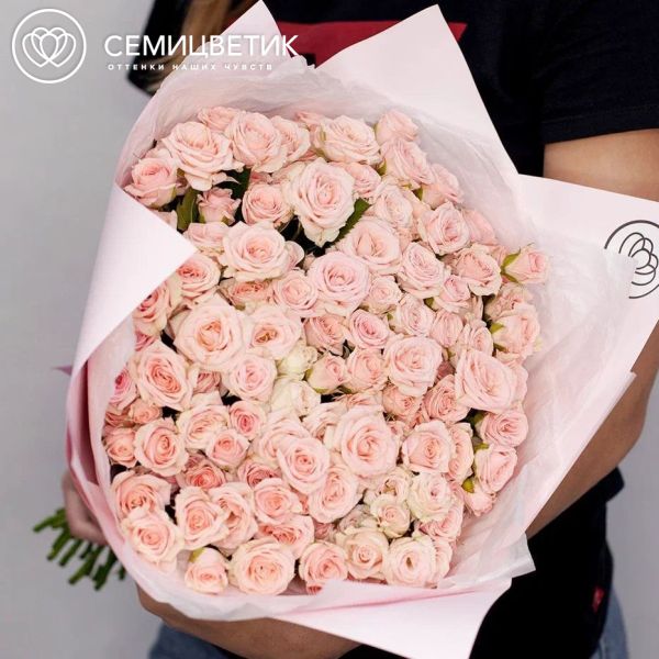 Букет из 51 нежно-розовой кустовой розы 40 см (Кения) в розовой пленке