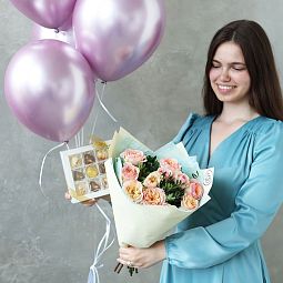 Набор на день рождения: пионовидные розы, шары и конфеты ручной работы