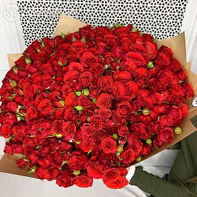 Букет из 101 красной кустовой розы 40 см (Кения)