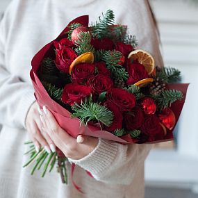 Букет из 25 красных роз (Кения) с елью, шишками и апельсинами в упаковке
