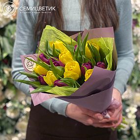 Букет из 15 пионовидных желтых и фиолетовых тюльпанов