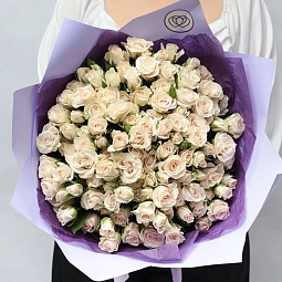 Букет из 25 кремовых кустовых роз 40 см (Кения) в розовой пленке