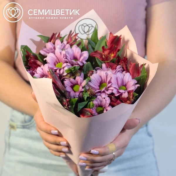 Букет из 2 розовых кустовых хризантем и 5 красных альстромерий в розовой пленке