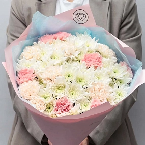 Букет из белых кустовых хризантем и гвоздик в розовой пленке