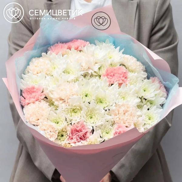 Букет из белых кустовых хризантем и гвоздик в розовой пленке