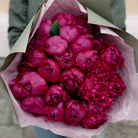 Букет из 25 ярко-розовых пионов Standart Plus в зеленой пленке