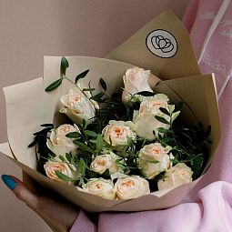 Букет из 11 кремовых пионовидных роз Wedding Rose 40 см c фисташкой в кремовой пленке