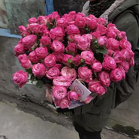 Букет из 25 розовых кустовых пионовидных роз Lady Bombastik 40 см