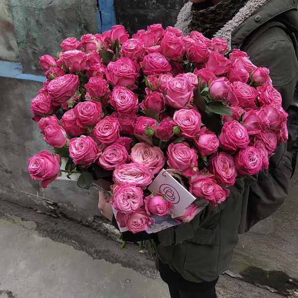 Букет из 25 розовых кустовых пионовидных роз Lady Bombastik 40 см