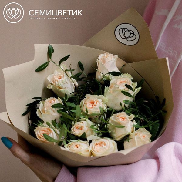 Букет из 11 кремовых пионовидных роз Wedding Rose 40 см c фисташкой в кремовой пленке