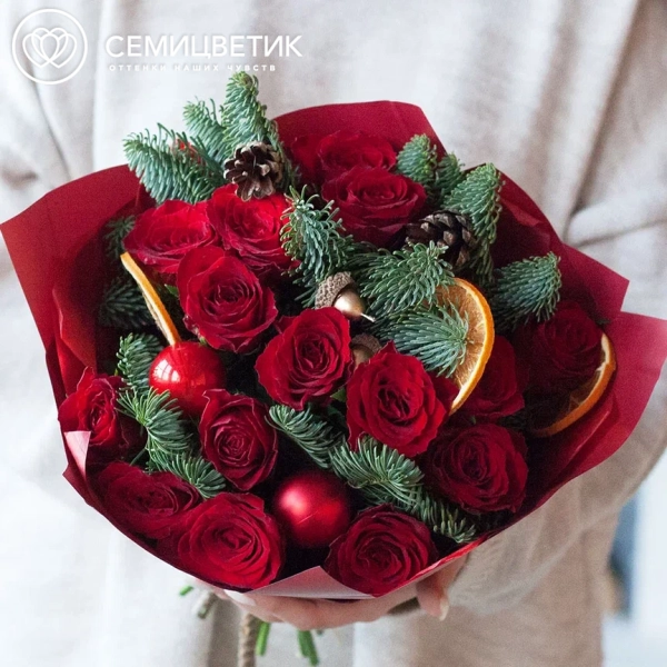 Букет из 15 красных роз (Кения) с елью, шишками и апельсинами в упаковке