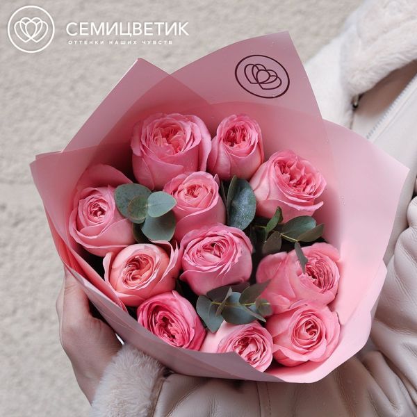 Букет из 11 розовых пионовидных роз Pink Expression 50 см с эвкалиптом в розовой упаковке