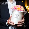 Букет в белой шляпной коробке Amour Mini из 11 оранжевых пионовидных роз