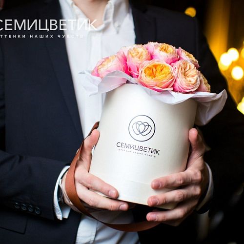 Букет в белой шляпной коробке Amour Mini из 11 оранжевых пионовидных роз