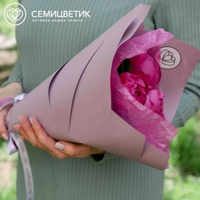 Букет из 5 малиновых пионов Premium в сиреневой пленке