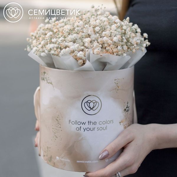 Букет в бежевой шляпной коробке Amour Mini из 7 бежевых гипсофил