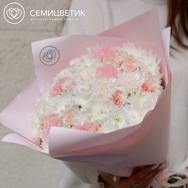 Букет из нежно-розовой розы, гвоздикии хризантемы в розовой пленке