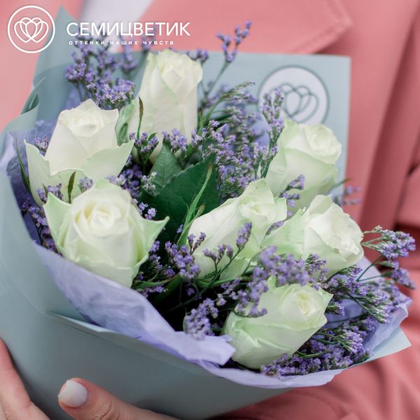 Букет из 7 белых роз 40 см (Кения) с лимониумом