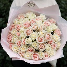 Букет из 51 нежно-розовой и белой розы 50 см (Россия)