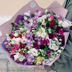 Букет из 15 лизиантусов и 10 альстромерий микс в сиреневой пленке